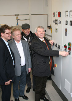 Der Vorsitzende des Zweckverbandes zur Wasserversorgung der Eggolsheimer Gruppe (ZWE), Buttenheims Bürgermeister Johann Kalb (2.v.r.) legt den Schalter um und startete die Pumpen. Mit auf dem Bild die Bürgermeister der Gemeinden Hallerndorf (Heribert Weber 2.v.l.), Altendorf (Karl-Heinz Wagner, links) und der Marktgemeinde Eggolsheim (Claus Schwarzmann 3.v.l.) sowie ZWE-Geschäftsführer Richard Hubert Der Vorsitzende des Zweckverbandes zur Wasserversorgung der Eggolsheimer Gruppe (ZWE), Buttenheims Bürgermeister Johann Kalb (2.v.r.) legt den Schalter um und startete die Pumpen. Mit auf dem Bild die Bürgermeister der Gemeinden Hallerndorf (Heribert Weber 2.v.l.), Altendorf (Karl-Heinz Wagner, links) und der Marktgemeinde Eggolsheim (Claus Schwarzmann 3.v.l.) sowie ZWE-Geschäftsführer Richard Hubert