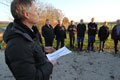 Diplom Geologe Andreas Gartiser erl�utert die Funktionsweise des neuen Brunnens und dessen innovative Technik.