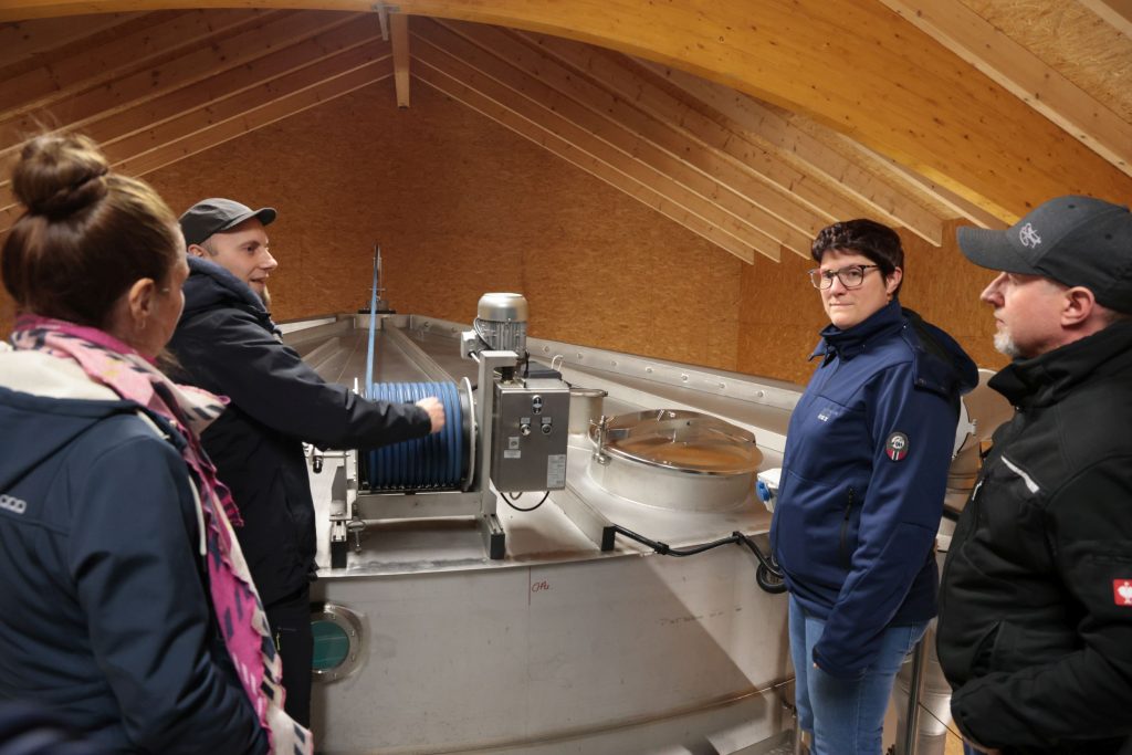 Die Experten besuchten den Hochwasserbehälter in Stiebarlimbach und schauten sich die Technik dort genau an