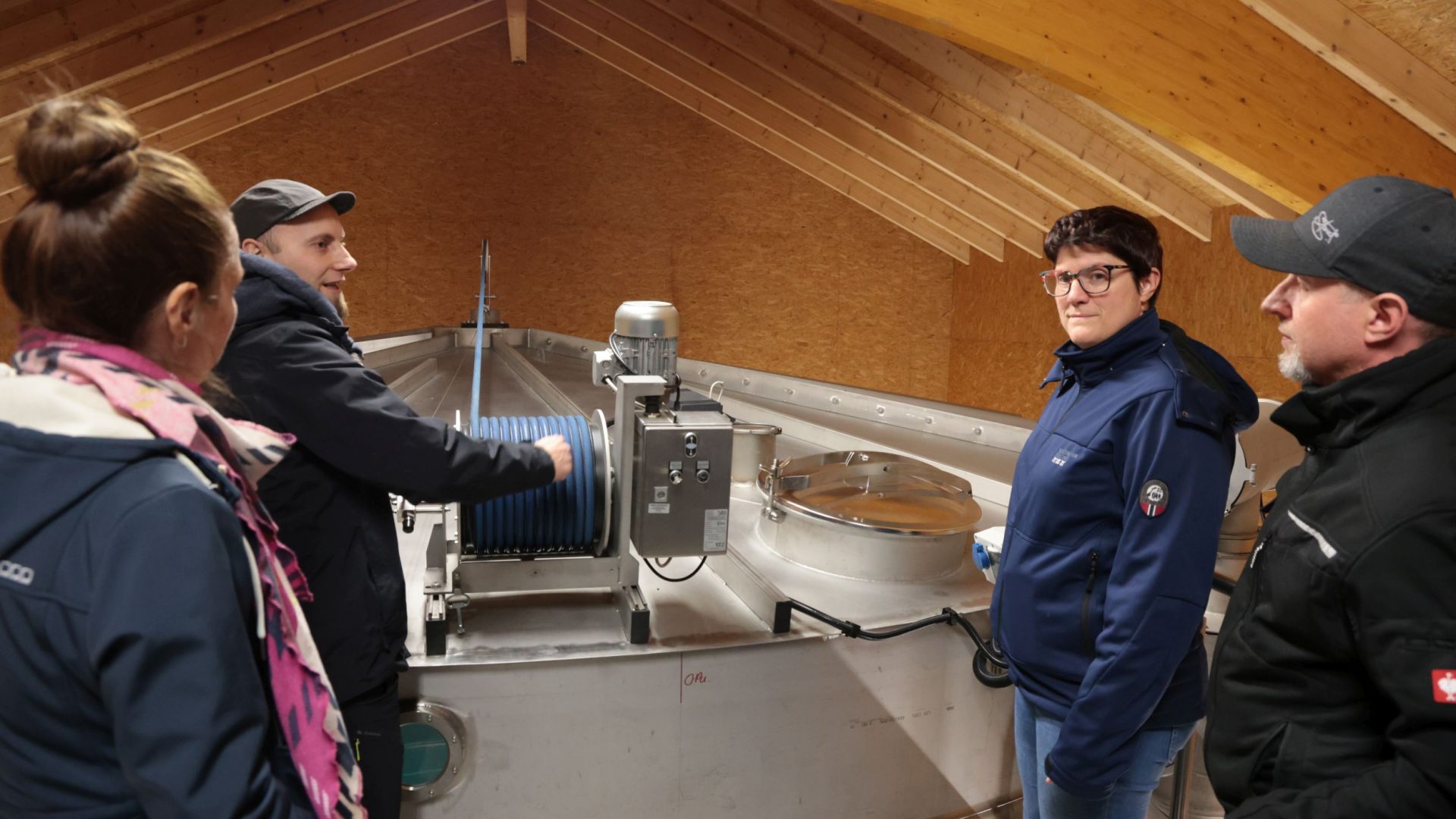 Die Experten besuchten den Hochwasserbehälter in Stiebarlimbach und schauten sich die Technik dort genau an