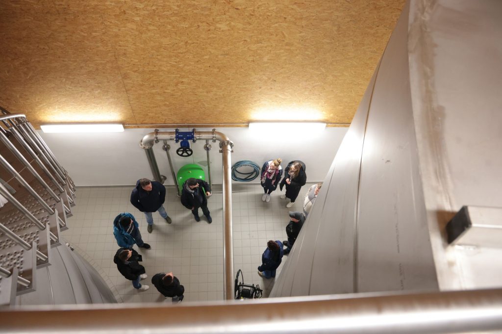 Die Experten besuchten den Hochwasserbehälter in Stiebarlimbach und schauten sich die Technik dort genau an